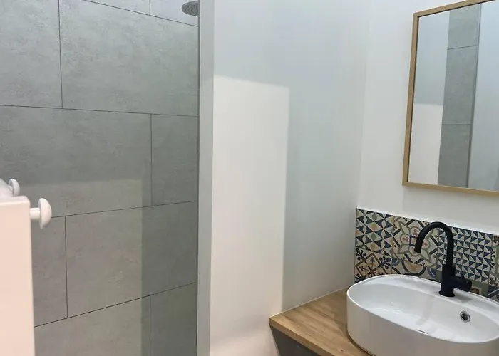 Les Prunelles Maison De Village De 4 A 8 Personnes بيت للعطل *